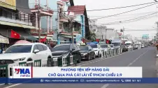 Phương tiện xếp hàng dài chờ qua phà Cát Lái về TPHCM chiều 2/9