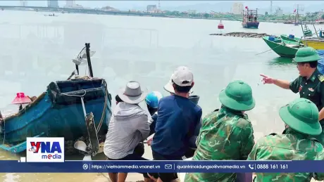 Kịp thời hỗ trợ ngư dân trục vớt thuyền bị chìm tại cửa lạch Nhật Lệ