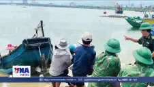 Kịp thời hỗ trợ ngư dân trục vớt thuyền bị chìm tại cửa lạch Nhật Lệ