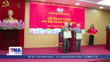 Phó Chủ tịch nước trao tặng Huy hiệu 80 năm tuổi Đảng tại Sơn La