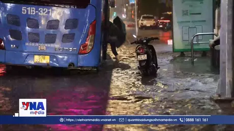 TP.HCM: Mưa lớn giờ tan tầm gây ngập, ùn ứ giao thông