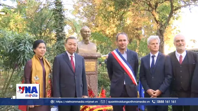Tổng Bí thư, Chủ tịch nước Tô Lâm dâng hoa Tượng đài Chủ tịch Hồ Chí Minh ở Montreuil, Pháp