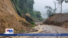 Quảng Trị: Sạt lở đá tảng lớn nặng hàng tấn xuống đường