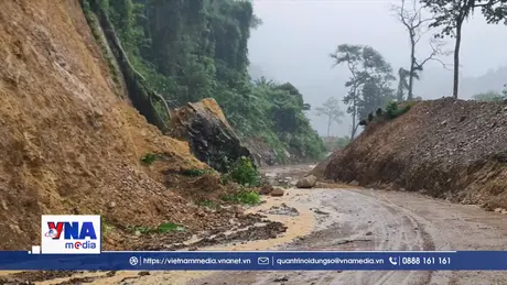 Quảng Trị: Sạt lở đá tảng lớn nặng hàng tấn xuống đường
