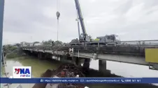 Giải cứu thành công sà lan mắc kẹt ở cầu Mỹ Chánh