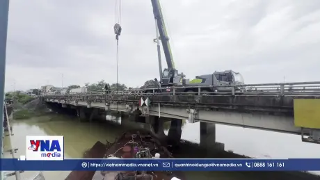 Giải cứu thành công sà lan mắc kẹt ở cầu Mỹ Chánh