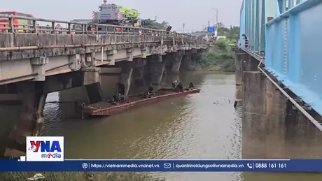 Hoàn thành cứu hộ 3 sà lan mắc kẹt tại cầu Mỹ Chánh