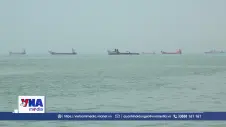 Tàu chở dầu phát nổ sau khi va phải thủy lôi ở eo biển Hormuz
