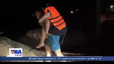 Công an, bộ đội căng dây đưa dân vượt lũ đi cấp cứu trong đêm