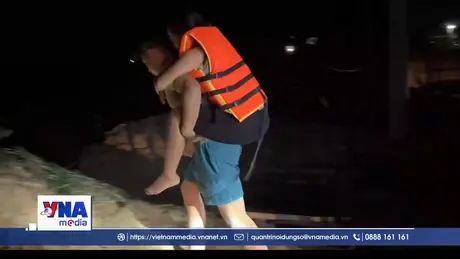 Công an, bộ đội căng dây đưa dân vượt lũ đi cấp cứu trong đêm