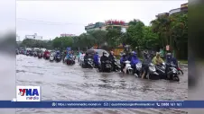 Người dân Hà Nội lại chật vật giữa “biển nước”