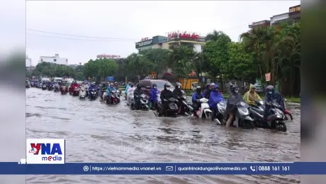 Người dân Hà Nội lại chật vật giữa “biển nước”