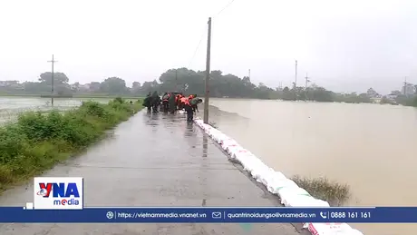 Hàng trăm chiến sỹ cùng dân chạy đua với lũ sông Bùi