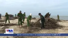 Quảng Trị huy động các lực lượng dọn rác trên bãi biển Nhật Lệ