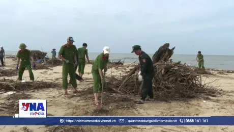 Quảng Trị huy động các lực lượng dọn rác trên bãi biển Nhật Lệ