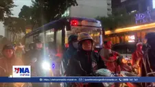 Mưa lớn gây ngập cục bộ, giao thông TP.HCM ùn ứ giờ tan tầm