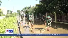 Người dân dọn dẹp nhà cửa, khôi phục sản xuất sau lũ