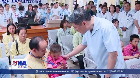 Thủ tướng Lê Minh Hưng thăm, tặng quà bệnh nhi tại Bệnh viện K Tân Triều