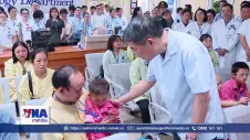 Thủ tướng Lê Minh Hưng thăm, tặng quà bệnh nhi tại Bệnh viện K Tân Triều