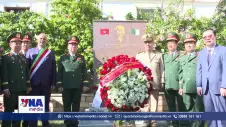 Đại tướng Nguyễn Trọng Nghĩa dâng hoa tại Bia tưởng niệm Chủ tịch Hồ Chí Minh ở thủ đô Algiers