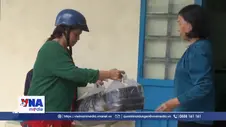 Ấm lòng những suất cơm giữa vùng ngập lũ