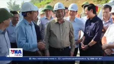 Phó Thủ tướng Thường trực Chính phủ kiểm tra hai dự án cao tốc