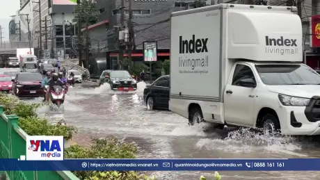 Bangkok khẩn trương tiêu thoát nước khi mưa giảm