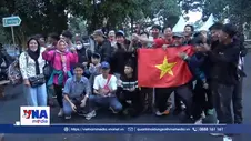 Cổ động viên Việt Nam tiếp lửa tại Bandung