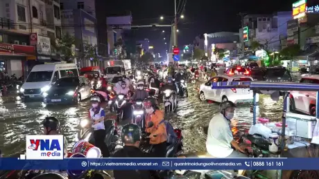 Người dân Cần Thơ chật vật khi triều cường vượt báo động III