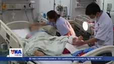Phẫu thuật cứu bàn tay đứt rời cho bé trai bị cổng chào sập đè
