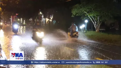 Mưa lớn, triều cường ở TP Hồ Chí Minh gây ngập nhiều tuyến đường