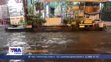 Đường phố TP. Hồ Chí Minh ngập sâu, cảnh báo mưa dông còn tiếp diễn