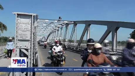 Cầu Trường Tiền mang diện mạo mới với màu sơn nguyên bản