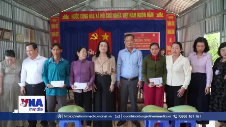 Hội đồng Dân tộc Quốc hội hỗ trợ nhà cho người dân bị lốc xoáy