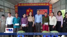 Hội đồng Dân tộc Quốc hội hỗ trợ nhà cho người dân bị lốc xoáy