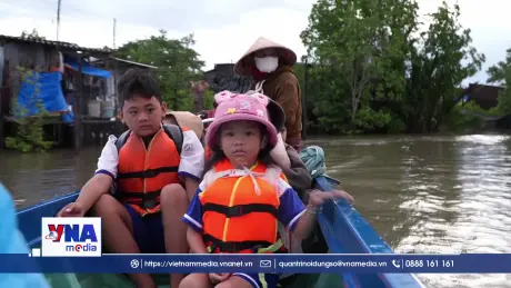 Nhọc nhằn đường đến trường của học sinh vùng biển Cà Mau