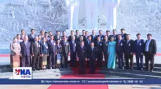 Thủ tướng Lê Minh Hưng và Thủ tướng Lào dâng hoa tưởng niệm các vị lãnh tụ hai nước
