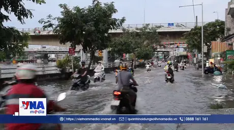 Triều cường gây ngập sâu tại TP.HCM, sinh hoạt và giao thông đảo lộn