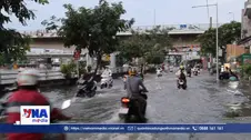 Triều cường gây ngập sâu tại TP.HCM, sinh hoạt và giao thông đảo lộn