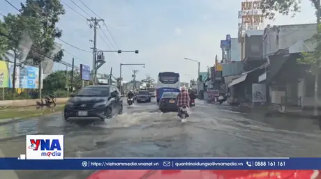 Quốc lộ 1A qua Cà Mau ngập sâu hơn nửa mét vì triều cường