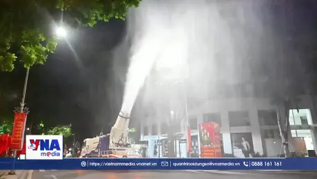 Bước vào cao điểm ô nhiễm không khí, Hà Nội thí điểm xe phun sương dập bụi