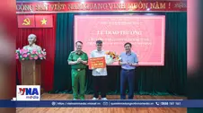 Khen thưởng học sinh dũng cảm tố giác, đương đầu với tội phạm