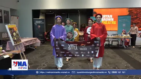 Lần đầu tiên tà áo dài Việt Nam tung bay trên đường phố Sydney