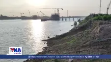Sạt lở bờ sông Hồng sát công trường thi công cầu Mễ Sở
