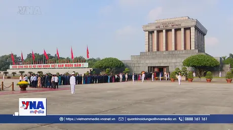 Đại biểu Quốc hội vào lăng viếng Chủ tịch Hồ Chí Minh