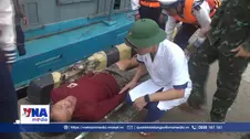 Cấp cứu ngư dân bị rối loạn tiền đình trên vùng biển Trường Sa