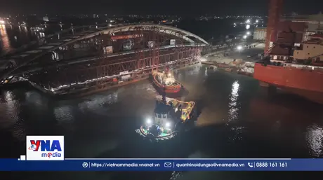 Lai dắt tổ hợp nhịp cầu đi bộ 3.400 tấn về công trường