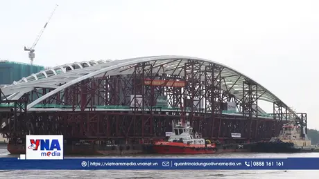 Lai dắt nhịp chính cầu đi bộ qua sông Sài Gòn về công trường