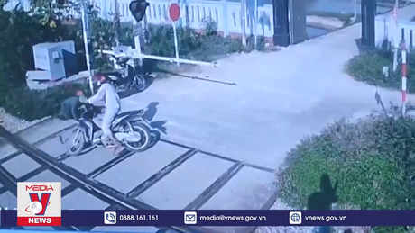 Nữ nhân viên gác chắn lao ra cứu người trước mũi tàu hỏa chỉ trong tích tắc
