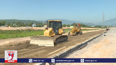 Công trường nhộn nhịp ngày nghỉ lễ